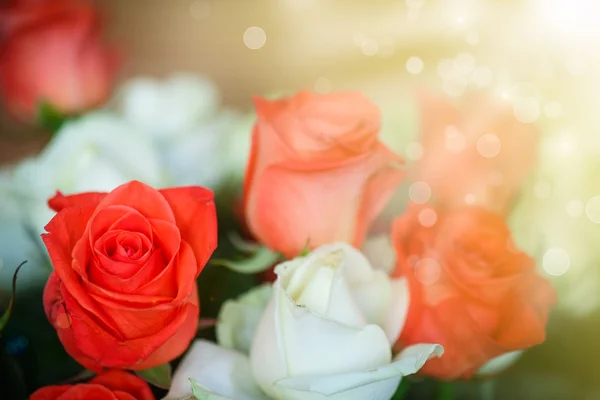 Μπουκέτο με κόκκινα και κίτρινα τριαντάφυλλα — Φωτογραφία Αρχείου