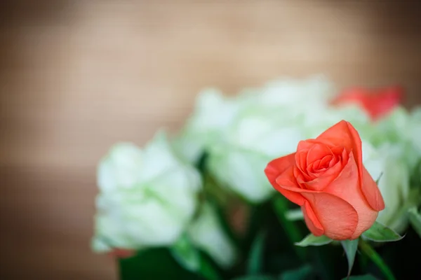 Bouquet de roses rouges et jaunes — Photo