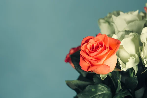 En rød rose i en buket - Stock-foto