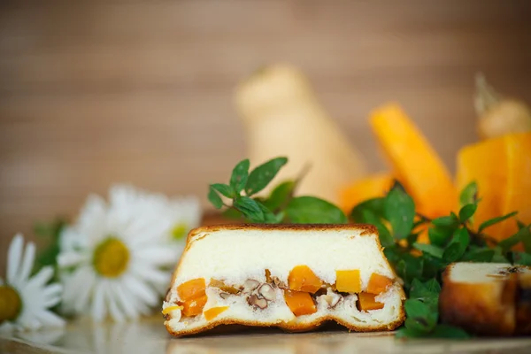 Cottage cheese casserole with slices of pumpkin and nuts — Stock Photo, Image