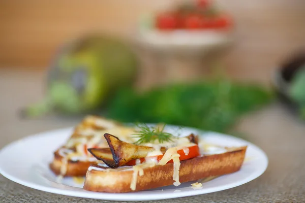 Varm smörgås med aubergine — Stockfoto