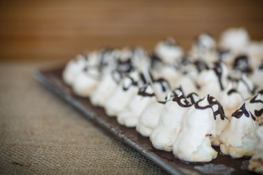  çikolata ile klasik tatlı beze 