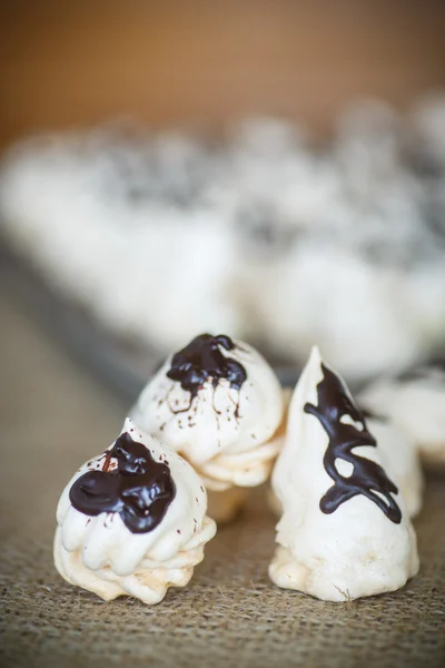 Merengue dulce clásico con chocolate —  Fotos de Stock