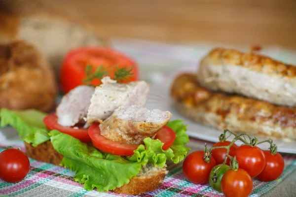 Sandwich with tomatoes and homemade sausage — Stock Photo, Image