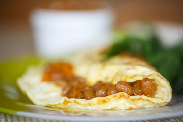 Fresh morning egg omelet with beans — Stock Photo, Image