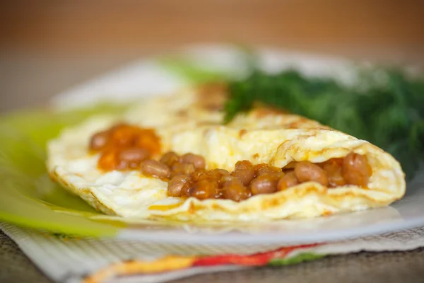 Πρωί φρέσκο αυγό ομελέτα με φασόλια — Φωτογραφία Αρχείου