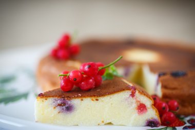 Lor pudingi çilek ile