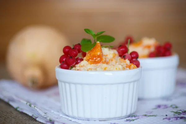 Bubur labu manis dengan buah berry — Stok Foto