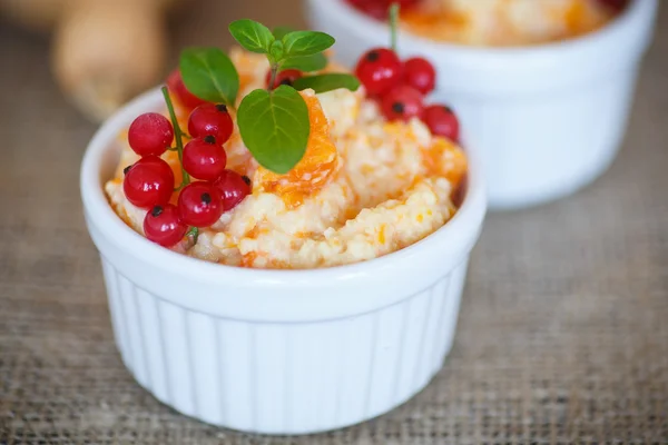 Sweet pumpkin porridge with berries — Stock Photo, Image