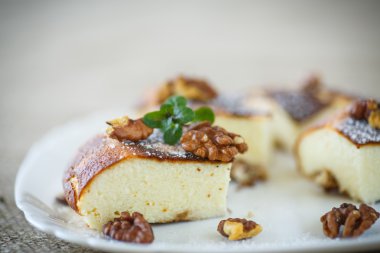 Ceviz ile süzme peynir güveç