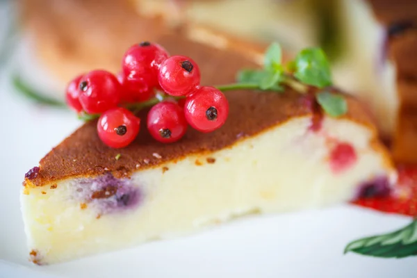 Curd pudding with berries — Stock Photo, Image