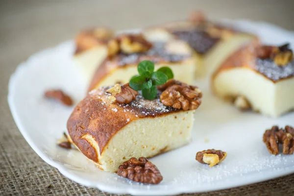 Hüttenkäseauflauf mit Walnüssen — Stockfoto