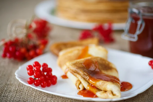 Pannenkoeken met jam viburnum — Stockfoto