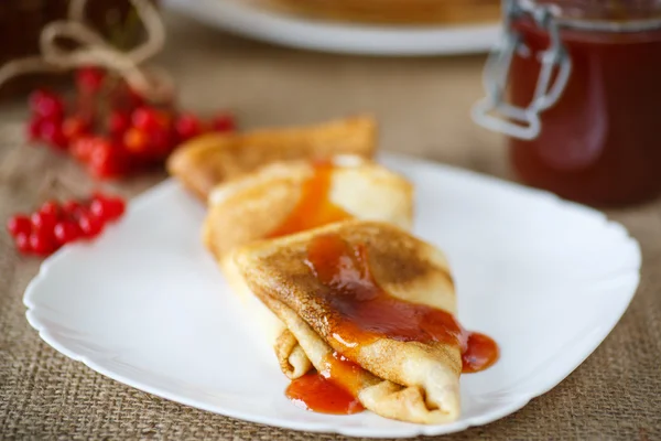 Pannkakor med sylt viburnum — Stockfoto