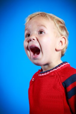 Bebek ağzı açık olan 