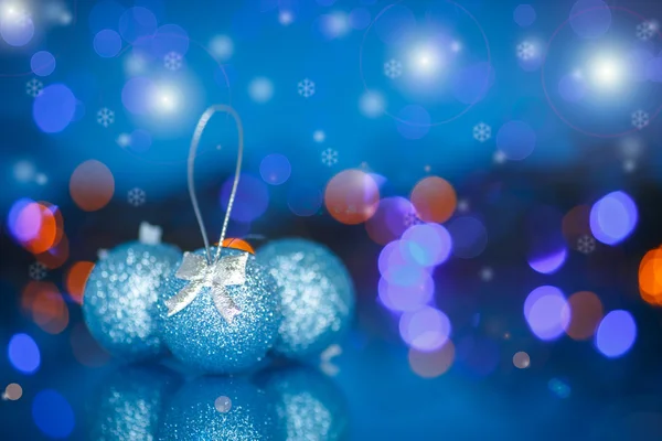 圣诞树上的装饰品和球 — 图库照片