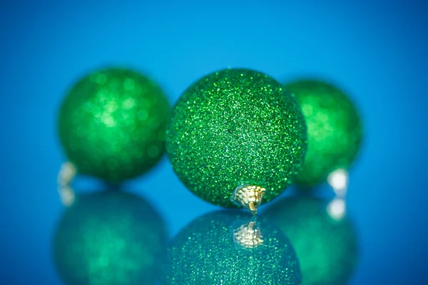 Enfeites de árvore de Natal e bolas — Fotografia de Stock