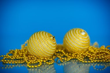 Noel ağacını süsler ve topları