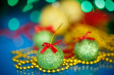 Noel ağacını süsler ve topları