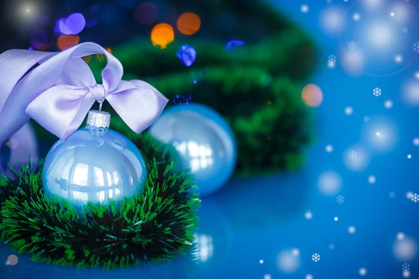 圣诞树上的装饰品和球 — 图库照片