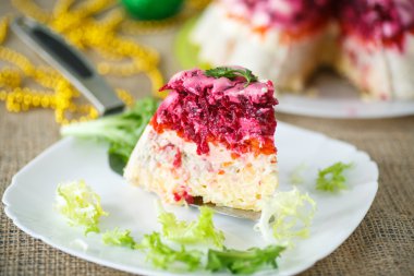 Haşlanmış sebze altında geleneksel ringa balığı