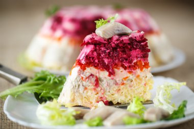 Haşlanmış sebze altında geleneksel ringa balığı