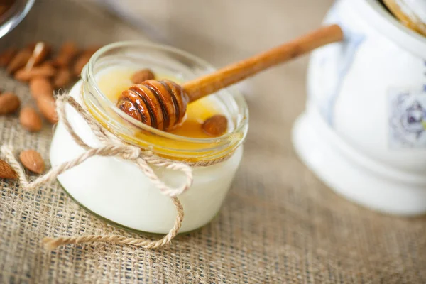 Домашний йогурт с медом и орехами — стоковое фото