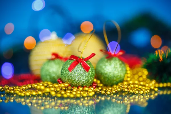 Noel ağacını süsler ve topları — Stok fotoğraf