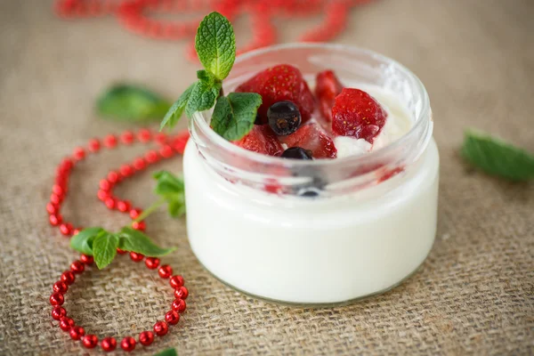 Yogurt dengan buah berry — Stok Foto