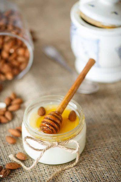 Homemade yogurt with honey and nuts — Stock Photo, Image