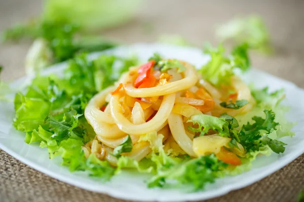 Insalata calda con calamari fritti — Foto Stock