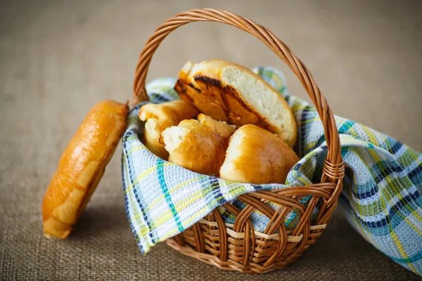 Tartas caseras en una cesta Imagen de stock