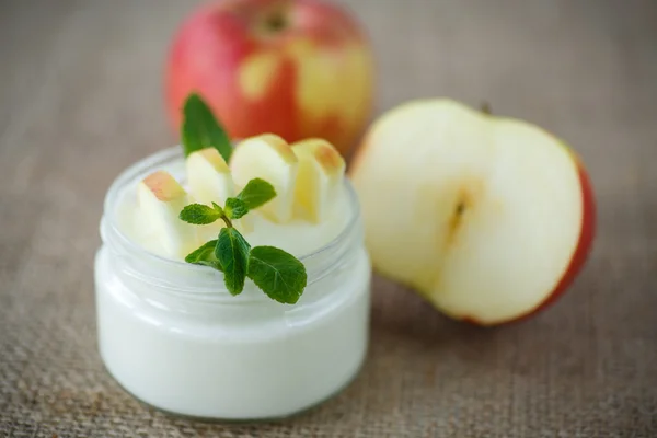 Яблоко йогурта — стоковое фото