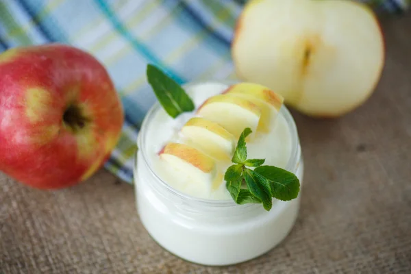 Yoghurt apple — Stockfoto