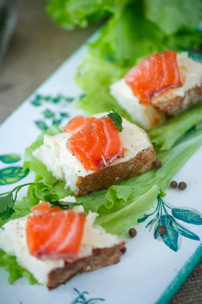 Pão com queijo e salmão salgado — Fotografia de Stock