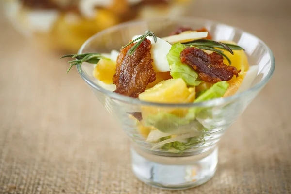 Potato salad with bacon and eggs — Stock Photo, Image