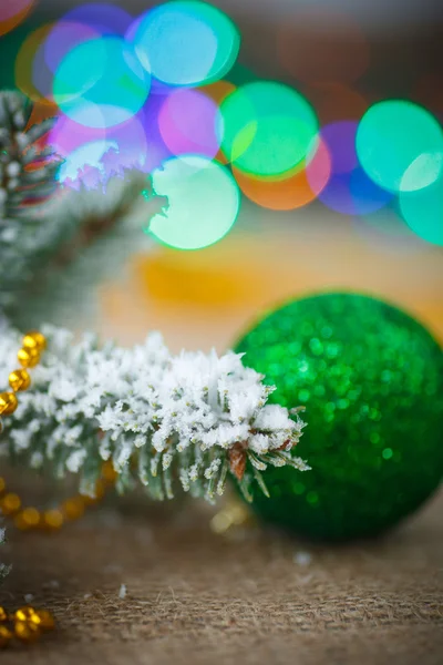 Kerstboom met ornamenten — Stockfoto