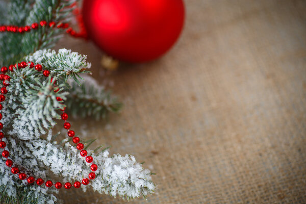 Рождественская елка с орнаментами