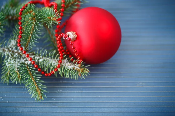 Árbol de Navidad con adornos — Foto de Stock