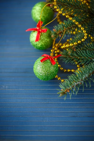 Kerstboom met ornamenten — Stockfoto