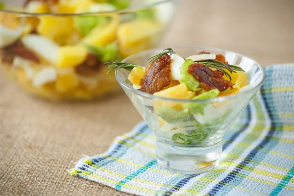 Potato salad with bacon and eggs — Stock Photo, Image