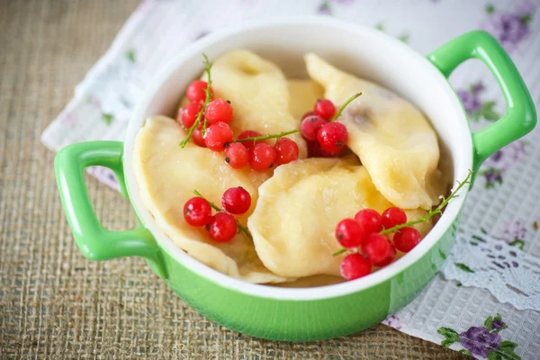 Söta dumplings med ost och bär — Stockfoto