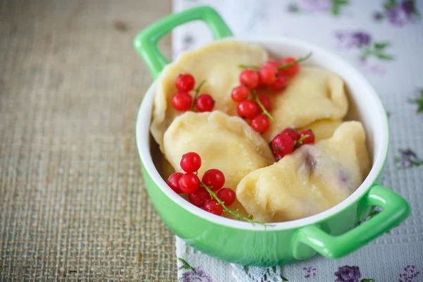 Sweet dumplings with cheese and berries — Stock Photo, Image