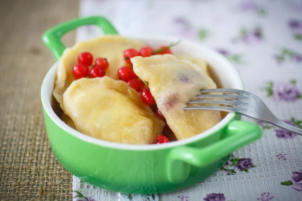 Zoete dumplings met kaas en bessen — Stockfoto