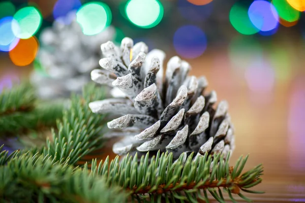 Weihnachtsbaum mit Zapfen — Stockfoto