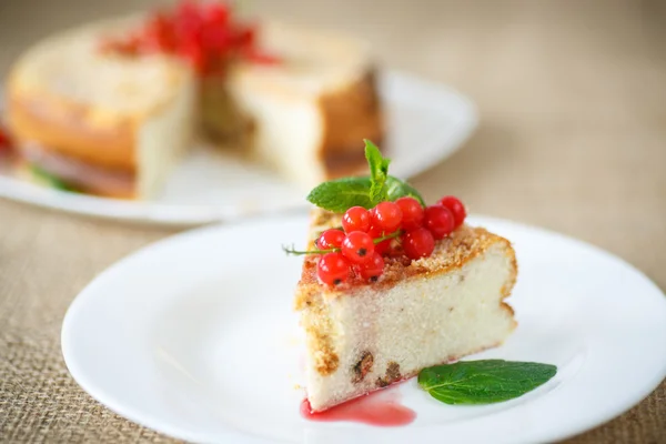 Sweet curd pudding with berries — Stock Photo, Image