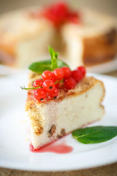 Sweet curd pudding with berries — Stock Photo, Image