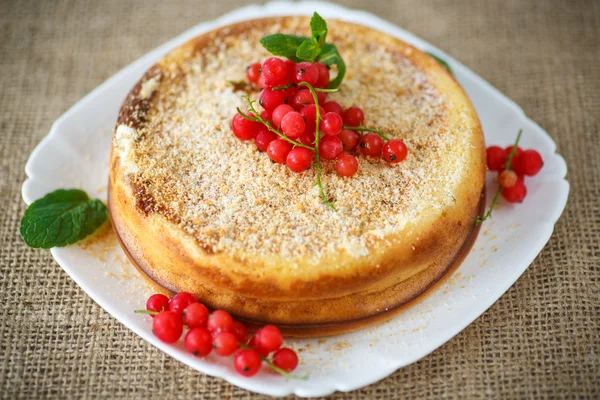 Söta ostmassa pudding med bär — Stockfoto