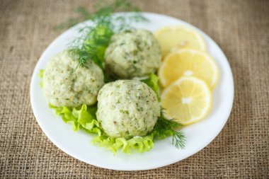 köfte balık yeşillikleri ile Buhar