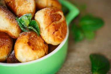 küçük kavrulmuş tatlı çörek